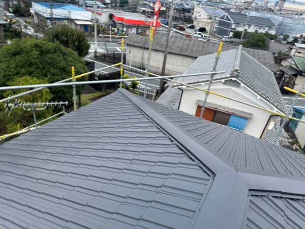 富士宮市泉町・屋根カバー工法③｜レクトプルーフの新設〜完工｜グリーンから落ち着いたグレーの屋根に大変身！7