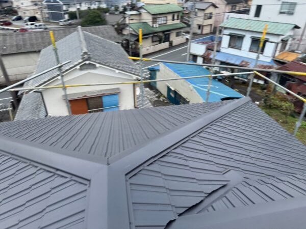 富士宮市泉町・屋根カバー工法③｜レクトプルーフの新設〜完工｜グリーンから落ち着いたグレーの屋根に大変身！8