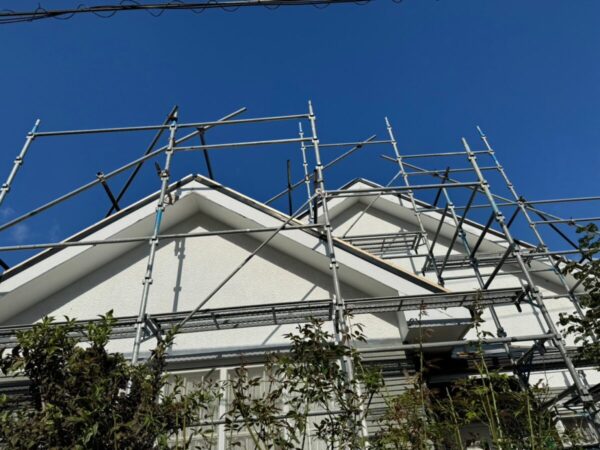 静岡県伊豆市　U様邸　屋根カバー工事　屋根工事で不可欠な足場を設置しました！