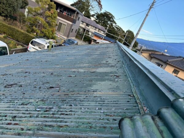 富士宮市大中里・屋根葺き替え工事①ボロボロのトタン屋根の調査1