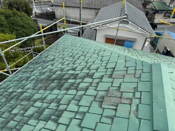 富士宮市泉町・屋根カバー工法①雨染みと色褪せが目立つグリーンの屋根の調査1