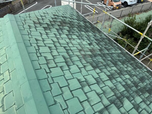 富士宮市泉町・屋根カバー工法①雨染みと色褪せが目立つグリーンの屋根の調査3