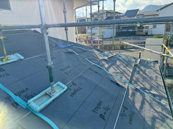 富士宮市泉町・屋根カバー工法②グリーンの屋根に防水シートの施工9