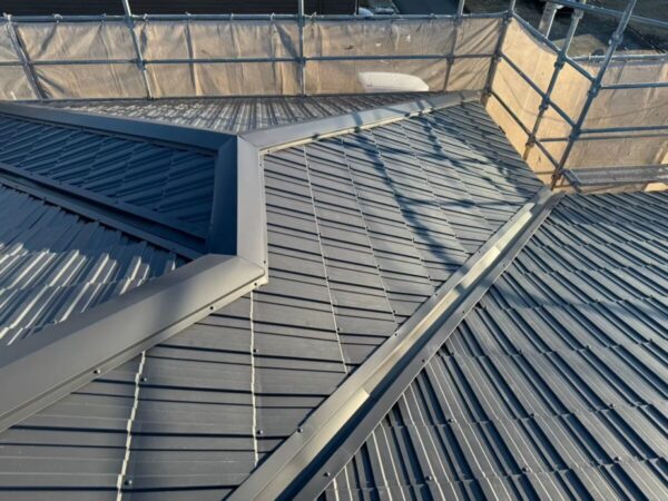 静岡県富士宮市　A様邸　屋根カバー工事　新しい屋根材を取り付けて完工しました！