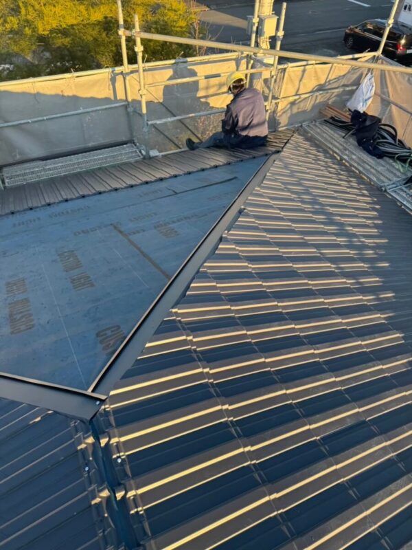 静岡県富士宮市　A様邸　屋根カバー工事　新しい屋根材を取り付けて完工しました！