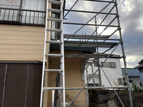静岡県沼津市 F様邸 折板屋根 葺き替え工 安全確保と作業効率向上のために足場を設置しました!