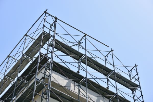 屋根塗装では足場が重要!理由や設置する際の注意点とは?