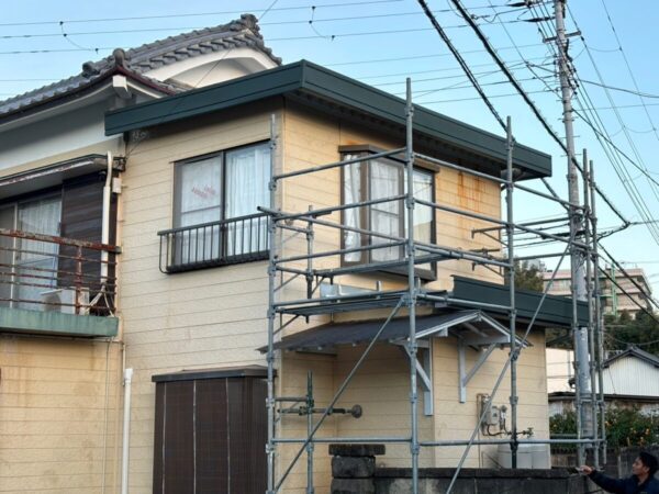 静岡県沼津市 F様邸 折板屋根 葺き替え工 安全確保と作業効率向上のために足場を設置しました!