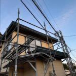 静岡県沼津市　F様邸　折板屋根　葺き替え工事　安全確保と作業効率向上のために足場を設置しました！