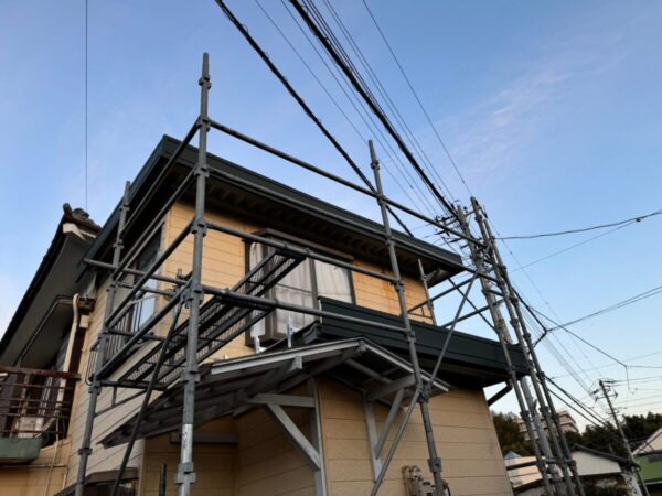 静岡県沼津市 F様邸 折板屋根 葺き替え工事 安全確保と作業効率向上のために足場を設置しました!