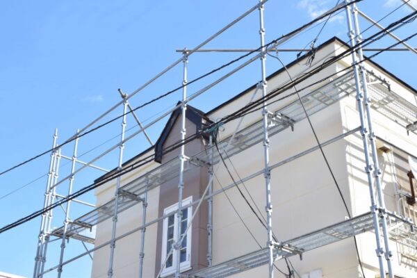 屋根塗装では足場が重要!理由や設置する際の注意点とは?