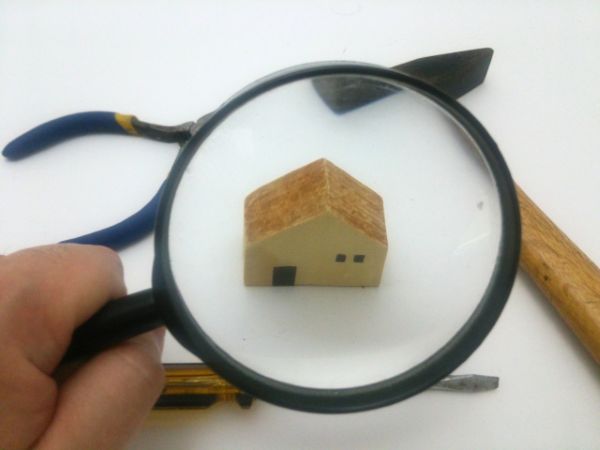 雨漏りは屋根からだけではない?原因となる箇所や原因を特定する方法とは?