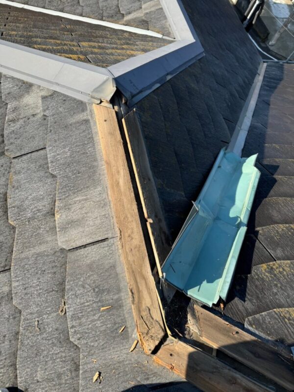 静岡県三島市　N様邸　屋根工事　既存棟板金の撤去作業からスタート！