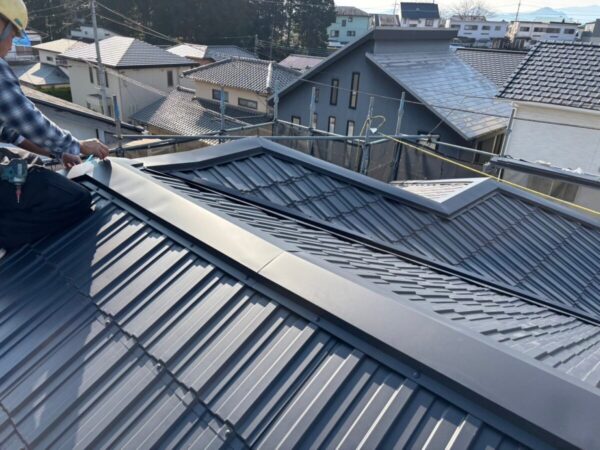 静岡県三島市　N様邸　屋根工事　カバー工法　新しい屋根材施工で完工