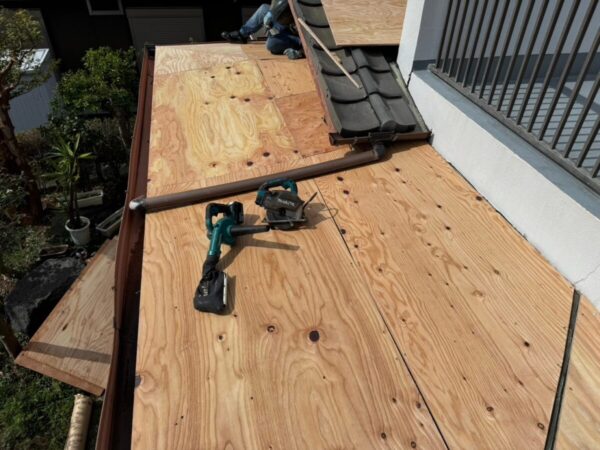 静岡県三島市　U様邸　下屋根　葺き替え工事　既存屋根撤去～野地板交換をおこないました！