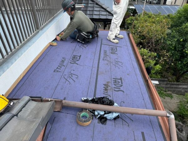 静岡県三島市　U様邸　下屋根　葺き替え工事　雨水の侵入防止のためにルーフィングを敷設しました！