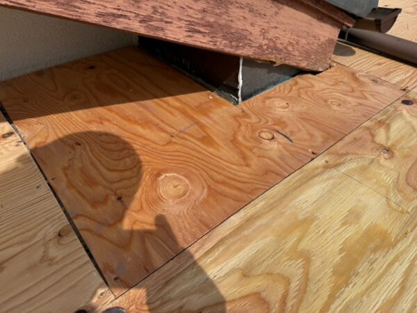 静岡県三島市　U様邸　下屋根　葺き替え工事　既存屋根撤去～野地板交換をおこないました！