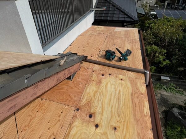 静岡県三島市　U様邸　下屋根　葺き替え工事　既存屋根撤去～野地板交換をおこないました！