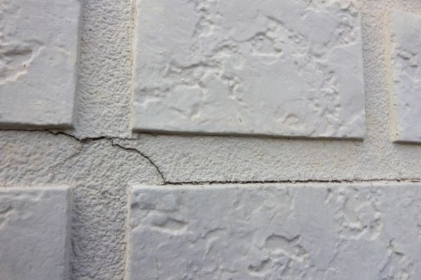 サイディング張り替えが必要なサインとは？カバー工法との違いや流れを解説