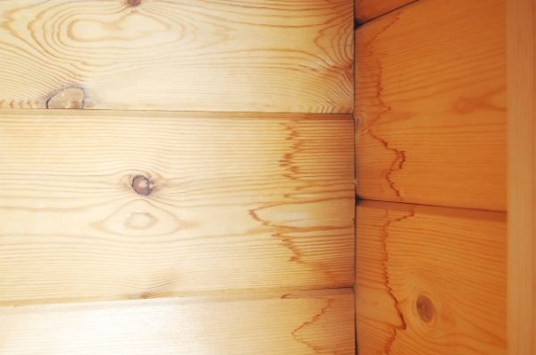 雨漏りは屋根からだけではない?原因となる箇所や原因を特定する方法とは?