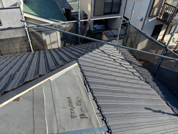 静岡県三島市　N様邸　屋根工事　カバー工法　新しい屋根材施工で完工