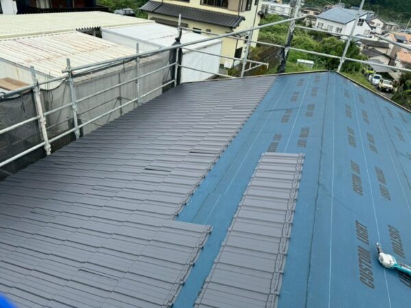 静岡県富士宮市 Y様邸 屋根カバー工事 新しい屋根材を取り付けて施工完了!