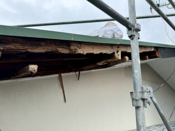 静岡県富士宮市 Y様邸 外壁工事 破風板の張り替え工事 劣化を放置すると危険?