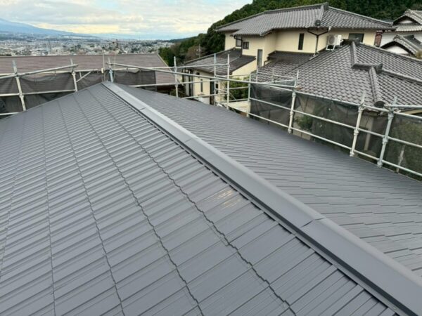 静岡県富士宮市　Y様邸　屋根カバー工事　新しい屋根材を取り付けて施工完了！