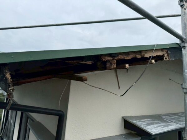 静岡県富士宮市 Y様邸 外壁工事 破風板の張り替え工事 劣化を放置すると危険?