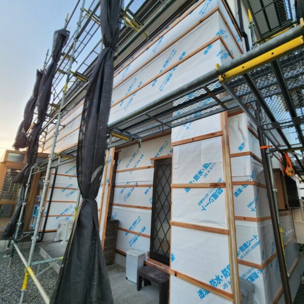 静岡県富士市　O様邸　外壁カバー工法　防水シートと胴縁の施工をおこないました！