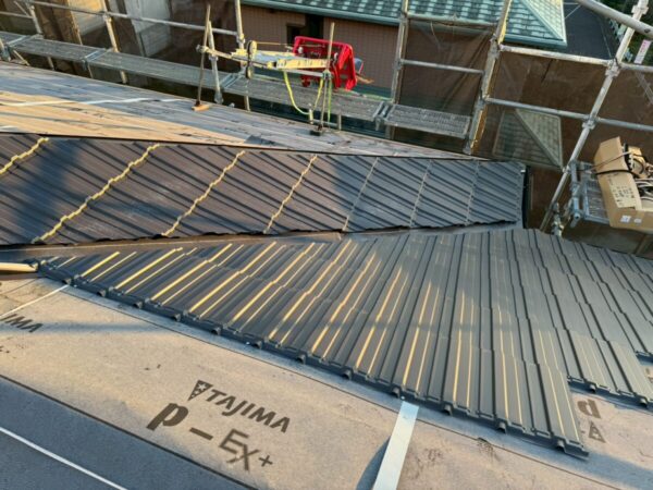静岡県富士市　K様邸　屋根カバー工法　屋根材施工　屋根材を取り付ける際の流れ