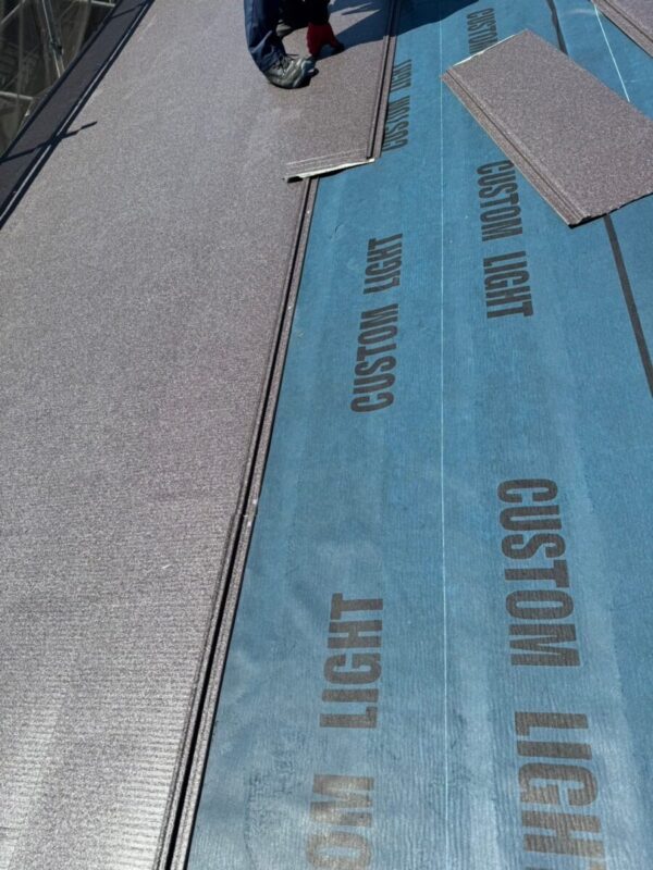 静岡県沼津市　S様邸　屋根カバー工事　棟板金と屋根材を施工して完了！