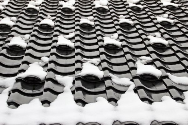 屋根に雪止めって必要？役割や種類を詳しく解説