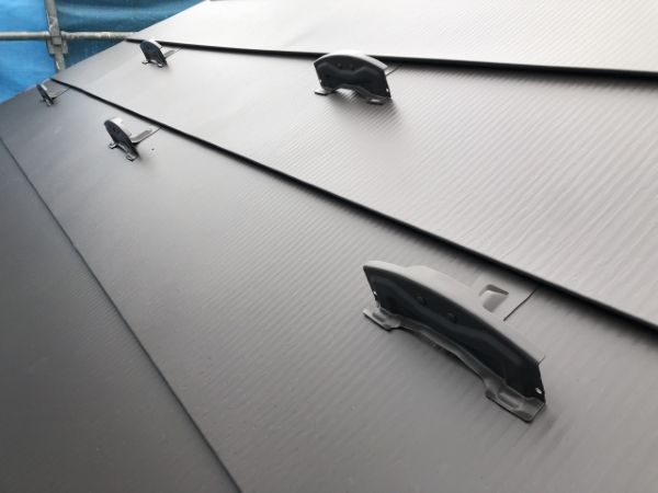 屋根に雪止めって必要？役割や種類を詳しく解説