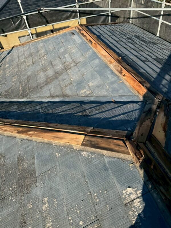 静岡県富士市 K様邸 屋根カバー工法 足場設置~既存棟板金撤去をおこないました!