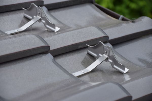 屋根に雪止めって必要？役割や種類を詳しく解説