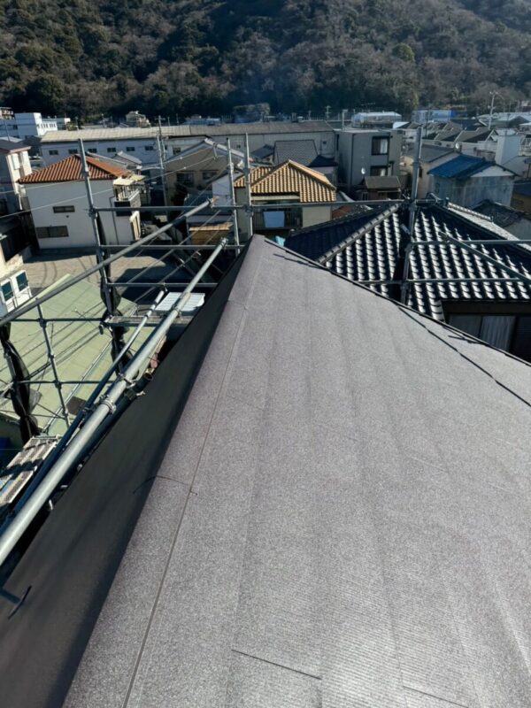 静岡県沼津市　S様邸　屋根カバー工事　棟板金と屋根材を施工して完了！