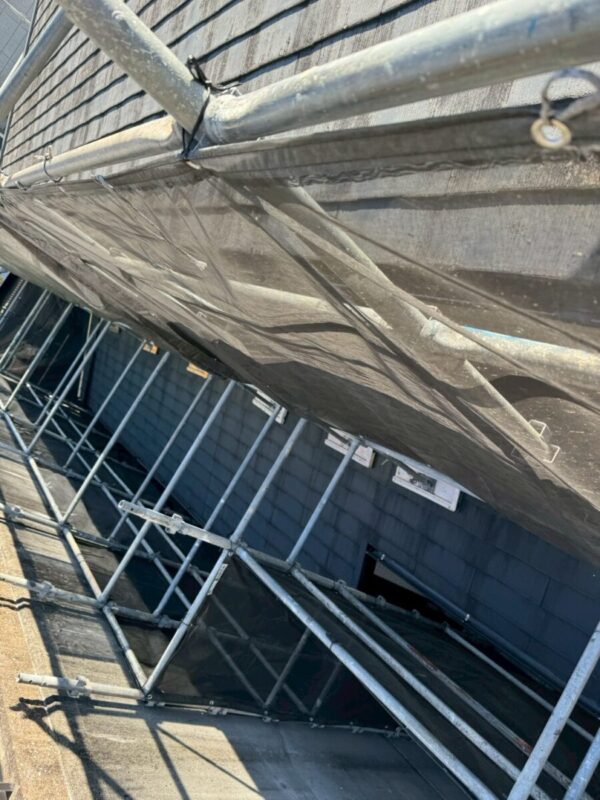 静岡県富士市　K様邸　屋根カバー工法　足場設置～既存棟板金撤去をおこないました！