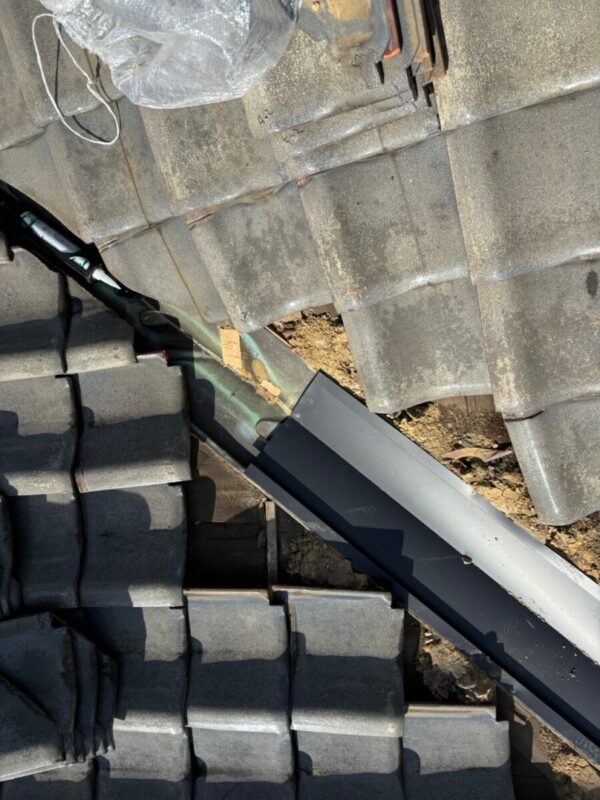 静岡県富士宮市 I様邸 屋根工事 谷板金の重ね張り 新しい谷板金を取り付けて施工完了