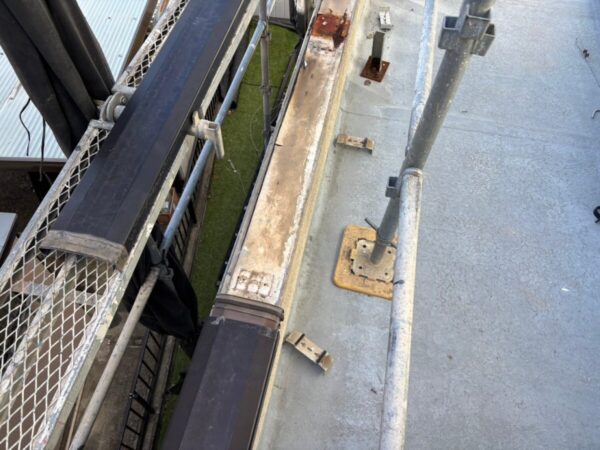 静岡県沼津市　S様邸　ベランダ　笠木の板金工事　適切な施工方法とは？