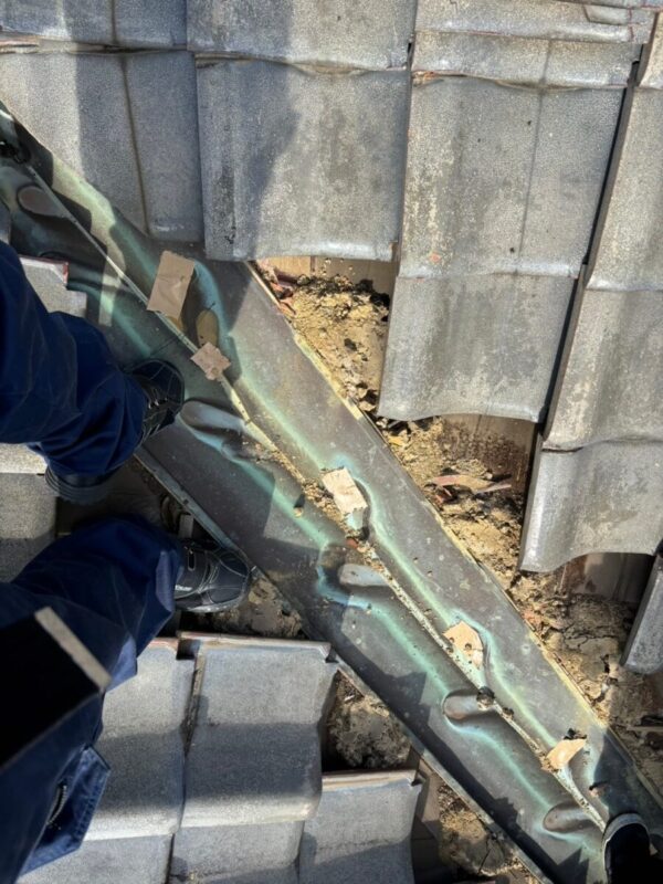 静岡県富士宮市　I様邸　屋根工事　谷板金の重ね張りってどんな工事？