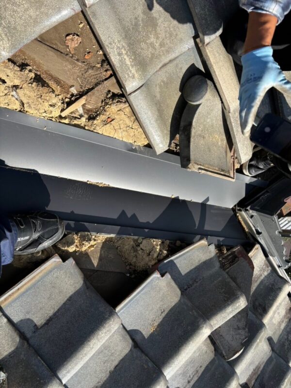 静岡県富士宮市 I様邸 屋根工事 谷板金の重ね張り 新しい谷板金を取り付けて施工完了