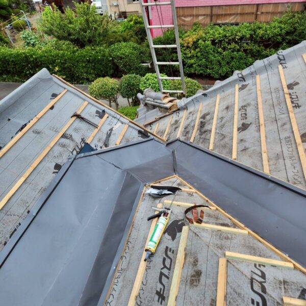 静岡県富士市　A様邸　屋根葺き替え工事　谷板金施工　なぜ谷部分から雨漏りするの？