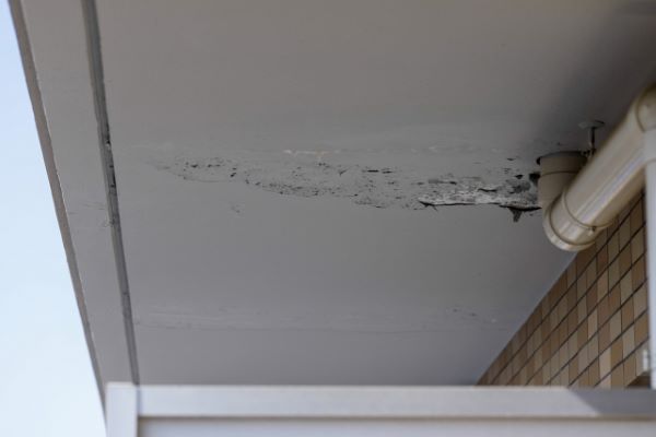 軒天ってどこのこと？劣化のサインや適切なメンテナンス方法を紹介