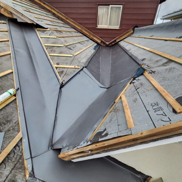 静岡県富士市　A様邸　屋根葺き替え工事　谷板金施工　なぜ谷部分から雨漏りするの？