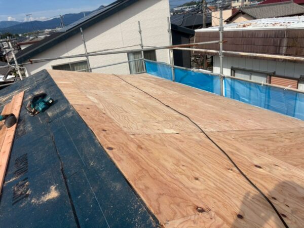 静岡県富士宮市 O様邸 屋根工事 カバー工法で構造用合板が必要なケースとは?