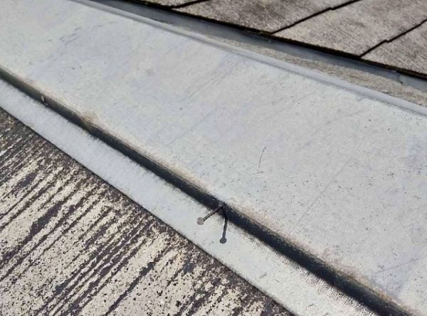 棟板金の釘浮きが起こる原因とは？放置した場合のリスクについても解説