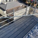 静岡県富士宮市　W様邸　屋根カバー工事　いよいよ金属屋根材の設置へ