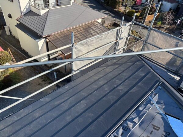 静岡県富士宮市　W様邸　屋根カバー工事　いよいよ金属屋根材の設置へ