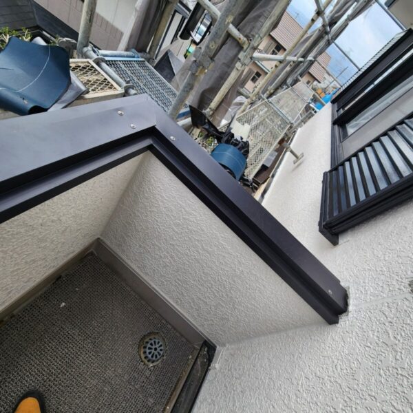 静岡県富士宮市　W様邸　外壁工事　防水性を高めるために笠木の取り付けをおこないました！